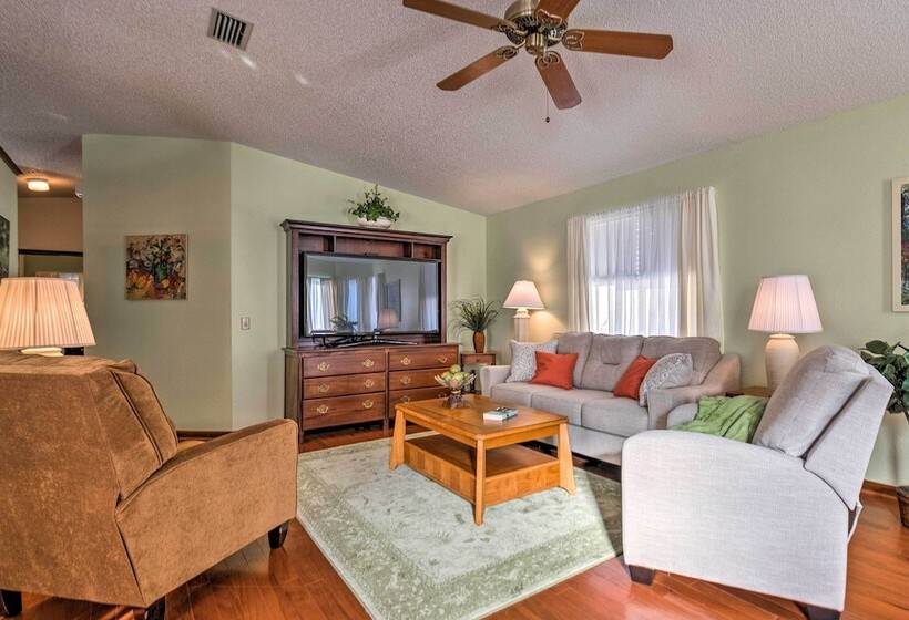 Lovely Lady Lake Home W/ Resort Amenities & Lanai!