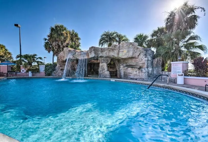 Lovely Lady Lake Home W/ Resort Amenities & Lanai!