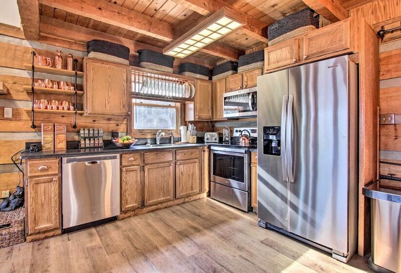 Panoramic View Gatlinburg Cabin W/ Private Hot Tub