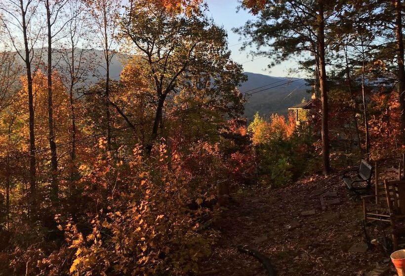 Panoramic View Gatlinburg Cabin W/ Private Hot Tub