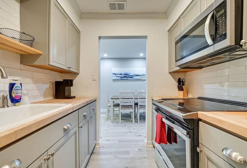 Idyllic Oldsmar Vacation Rental: 1 Mi To Beach!