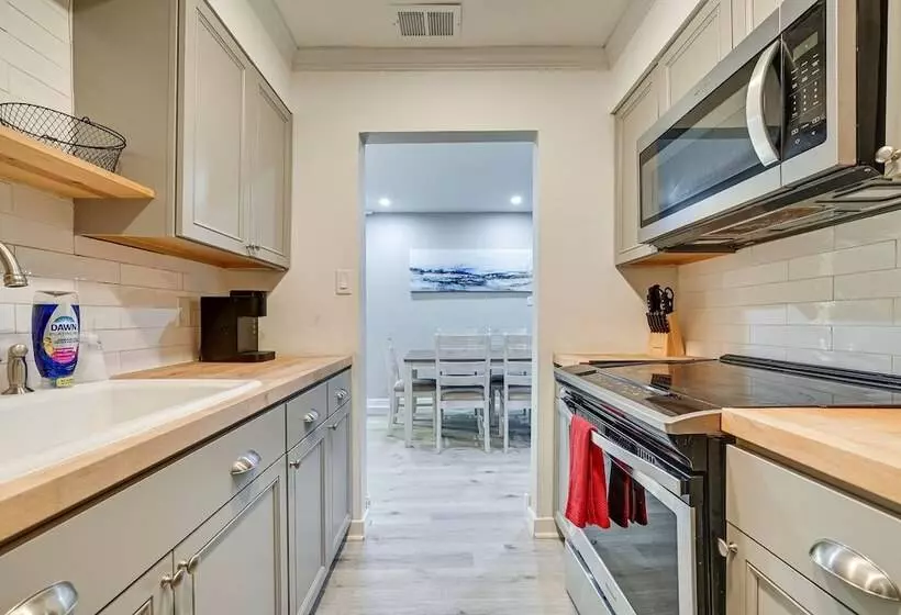 Idyllic Oldsmar Vacation Rental: 1 Mi To Beach!