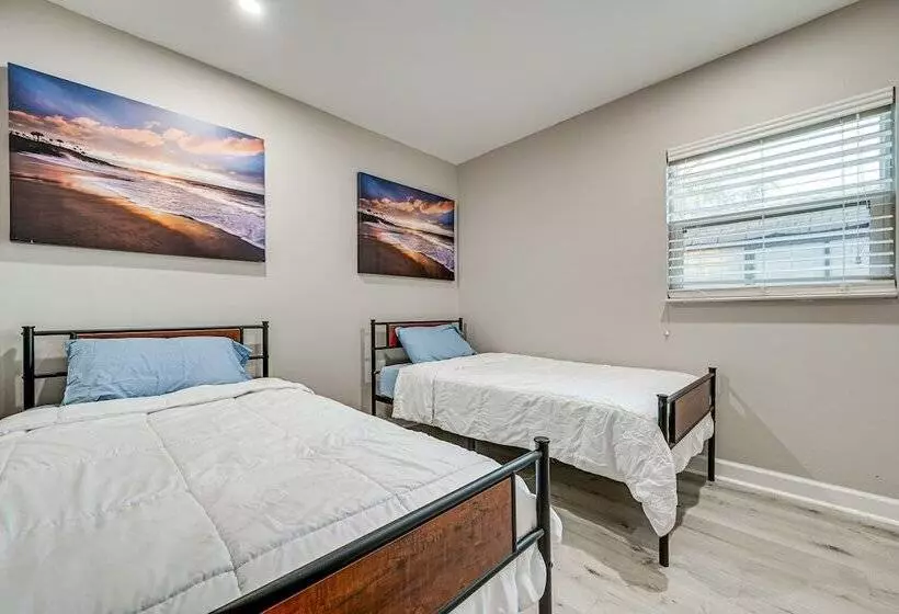 Idyllic Oldsmar Vacation Rental: 1 Mi To Beach!