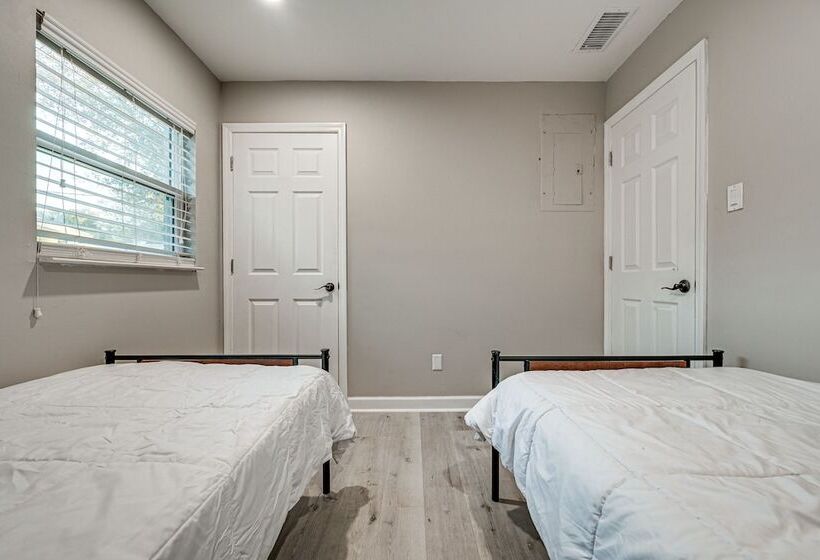 Idyllic Oldsmar Vacation Rental: 1 Mi To Beach!