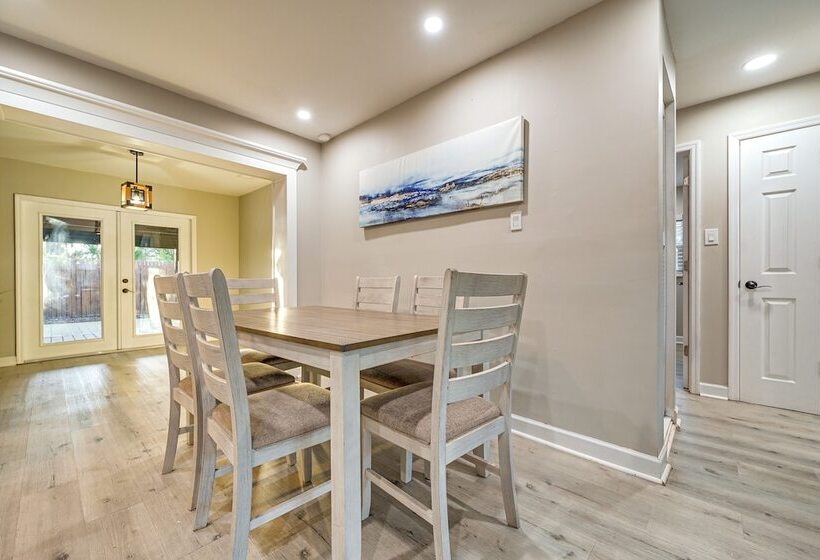 Idyllic Oldsmar Vacation Rental: 1 Mi To Beach!