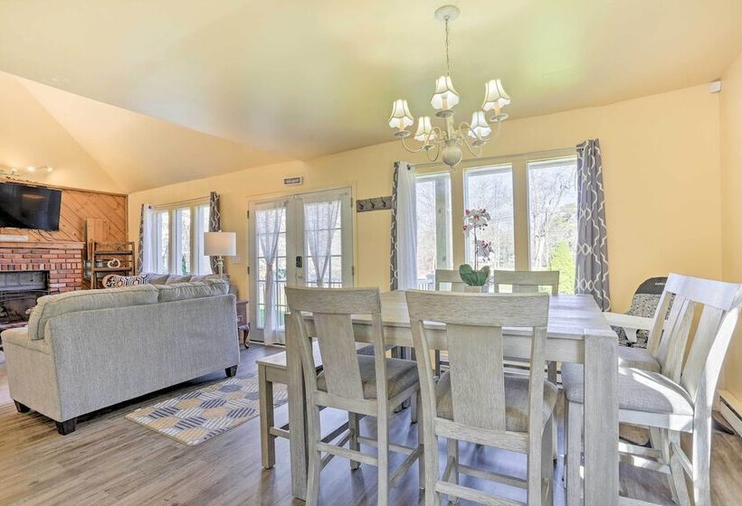 Fire Pit, Community Lakes: Serene Poconos Getaway!