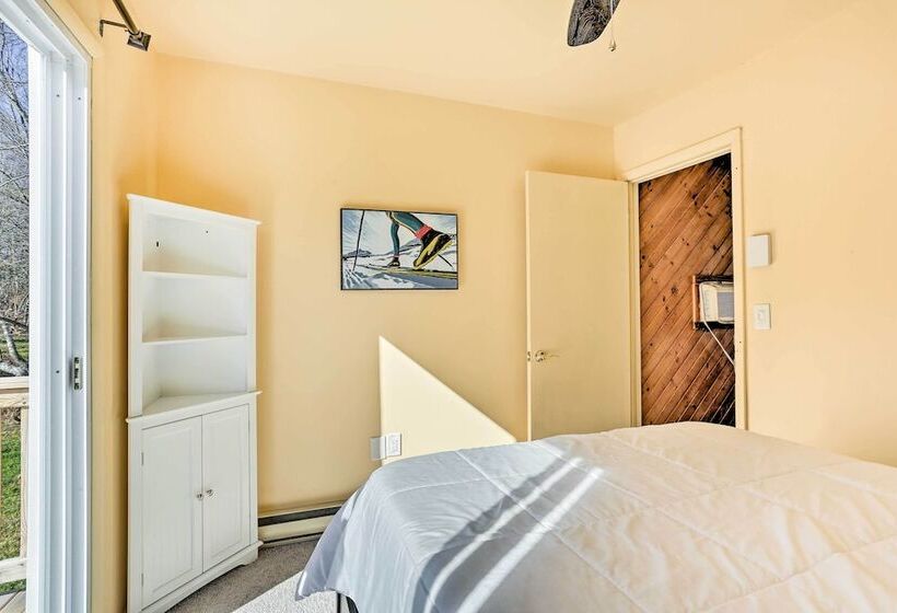 Fire Pit, Community Lakes: Serene Poconos Getaway!