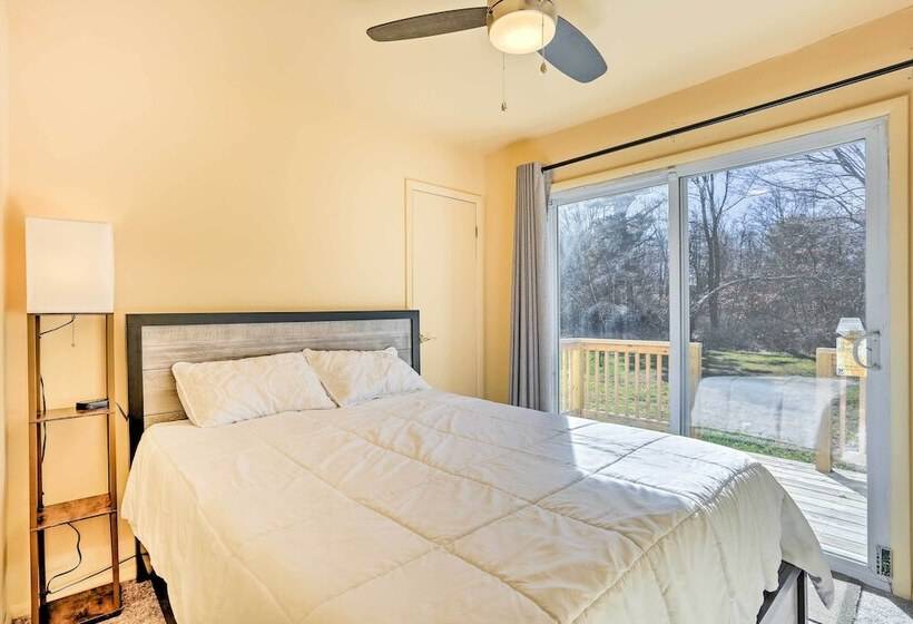 Fire Pit, Community Lakes: Serene Poconos Getaway!