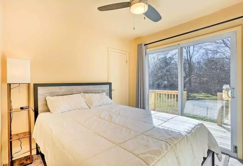 Fire Pit, Community Lakes: Serene Poconos Getaway!