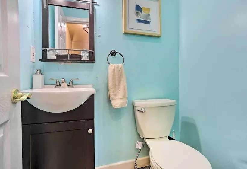 Fire Pit, Community Lakes: Serene Poconos Getaway!