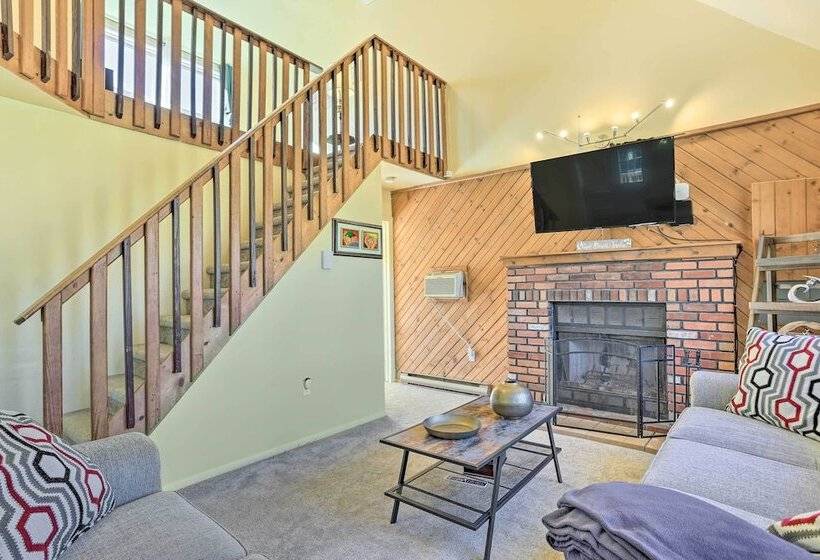 Fire Pit, Community Lakes: Serene Poconos Getaway!