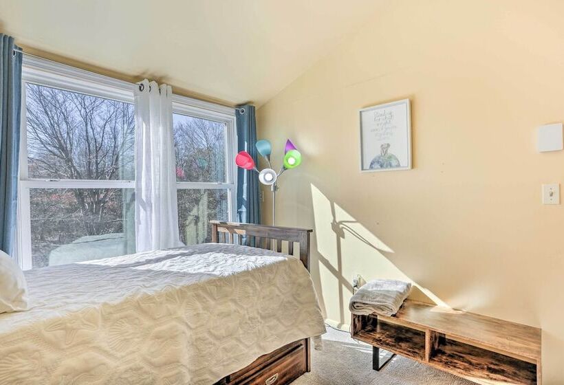 Fire Pit, Community Lakes: Serene Poconos Getaway!