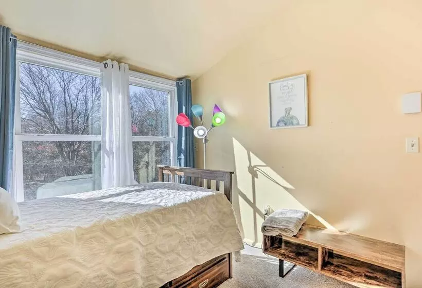 Fire Pit, Community Lakes: Serene Poconos Getaway!