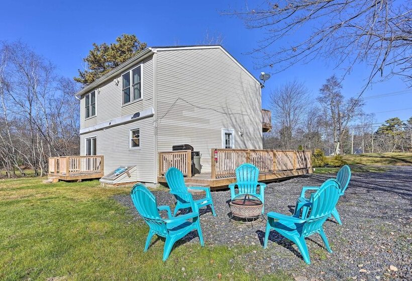 Fire Pit, Community Lakes: Serene Poconos Getaway!