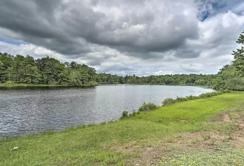 Fire Pit, Community Lakes: Serene Poconos Getaway!