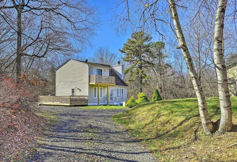 Fire Pit, Community Lakes: Serene Poconos Getaway!