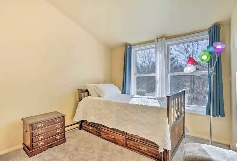 Fire Pit, Community Lakes: Serene Poconos Getaway!