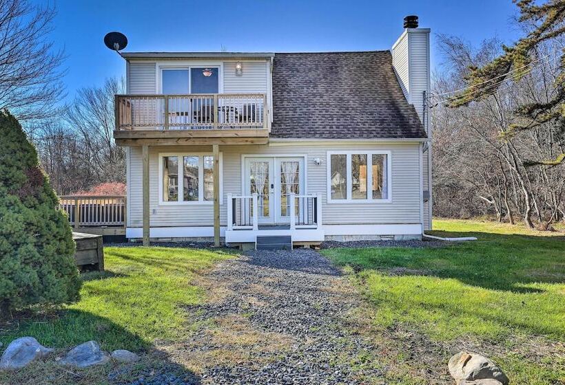 Fire Pit, Community Lakes: Serene Poconos Getaway!