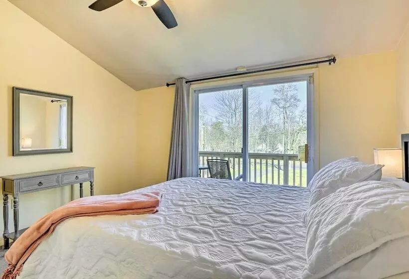 Fire Pit, Community Lakes: Serene Poconos Getaway!