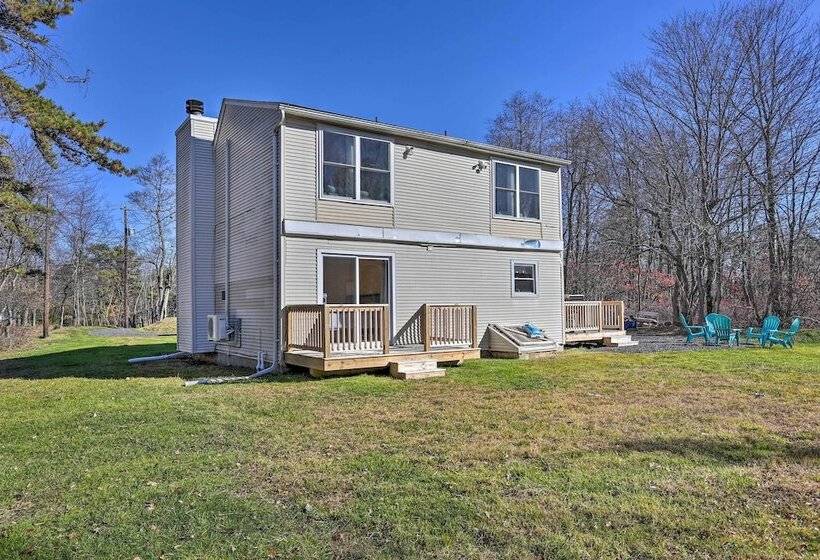 Fire Pit, Community Lakes: Serene Poconos Getaway!