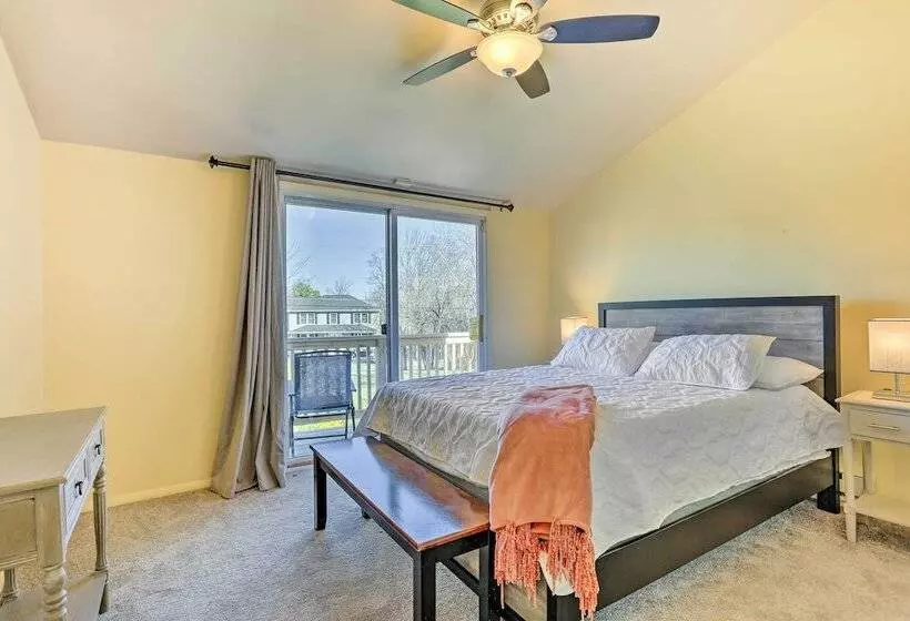 Fire Pit, Community Lakes: Serene Poconos Getaway!