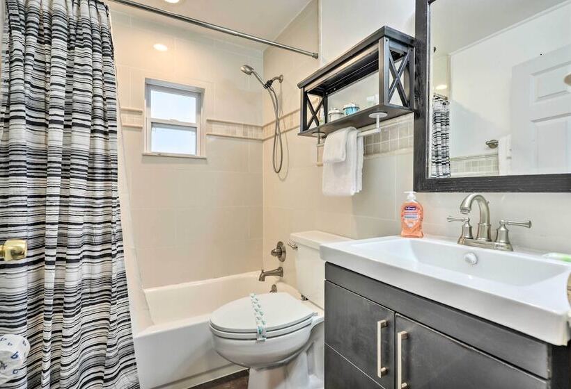 The Cottage Jewel  Pet Friendly Home: Fenced Yard