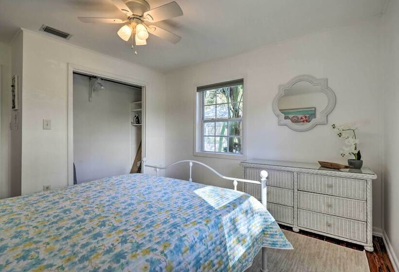 The Cottage Jewel  Pet Friendly Home: Fenced Yard