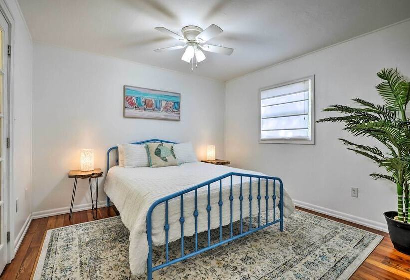 The Cottage Jewel  Pet Friendly Home: Fenced Yard