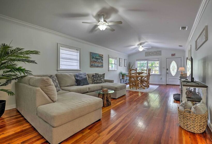 The Cottage Jewel  Pet Friendly Home: Fenced Yard