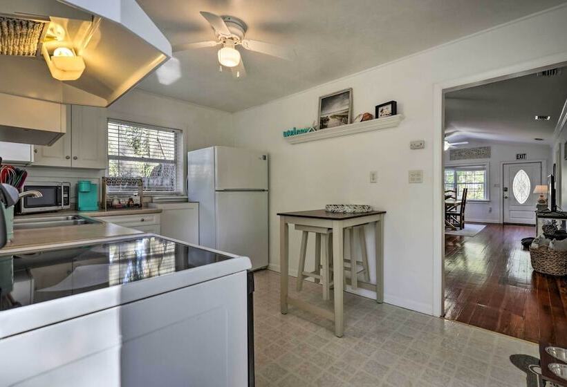 The Cottage Jewel  Pet Friendly Home: Fenced Yard