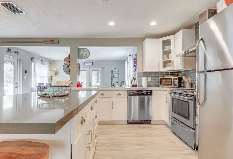 Private & Picturesque Escape On Lake Henry!