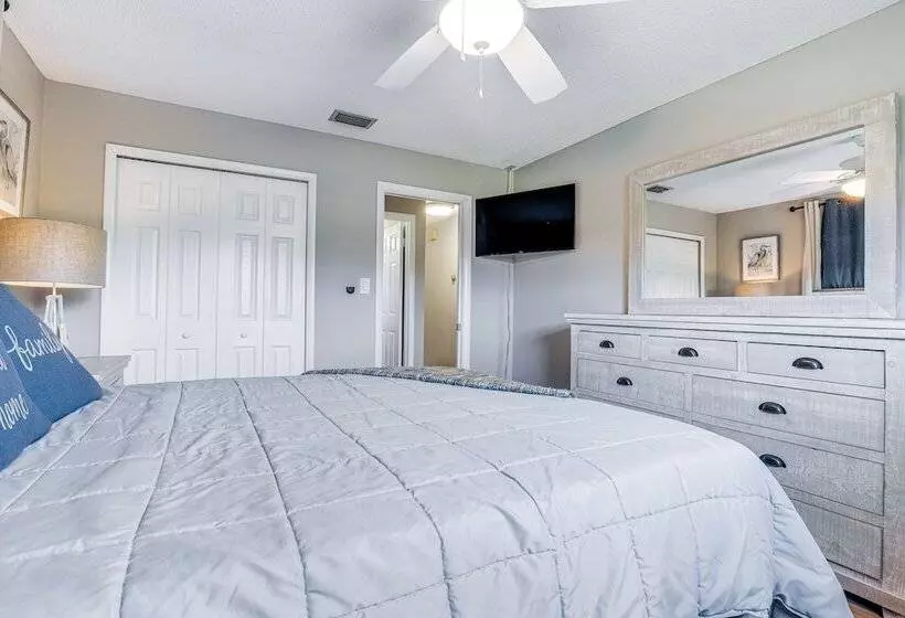 Private & Picturesque Escape On Lake Henry!