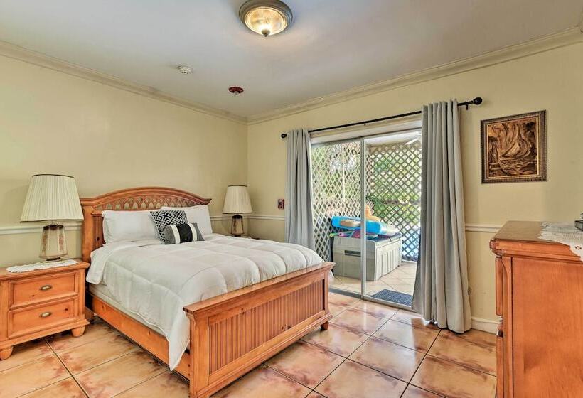 Quaint Central Miami Bungalow: 10 Mi To Mid Beach!