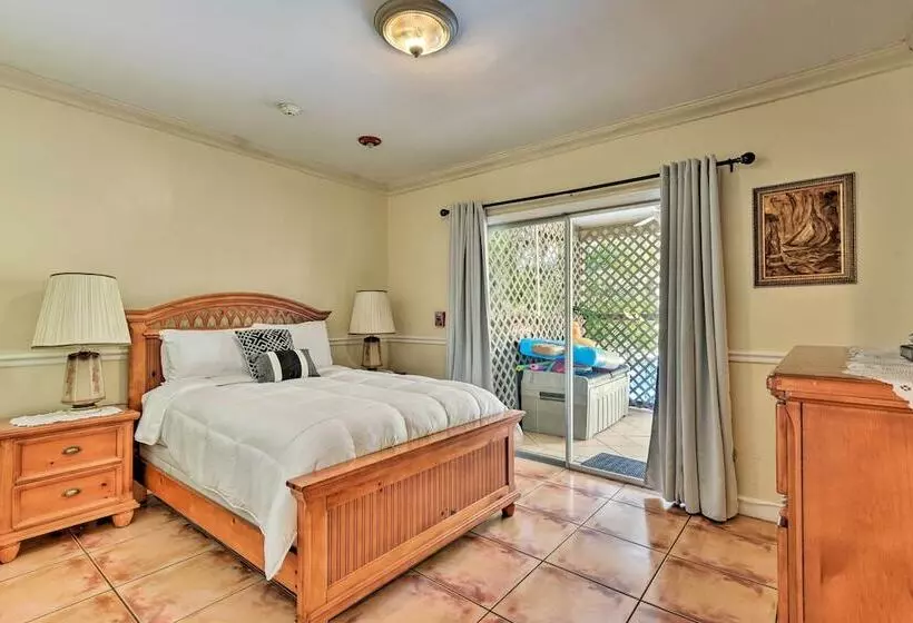Quaint Central Miami Bungalow: 10 Mi To Mid Beach!