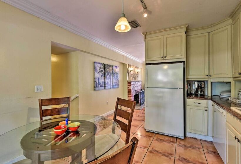 Quaint Central Miami Bungalow: 10 Mi To Mid Beach!