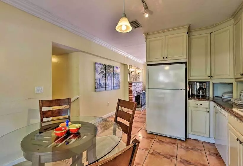 Quaint Central Miami Bungalow: 10 Mi To Mid Beach!