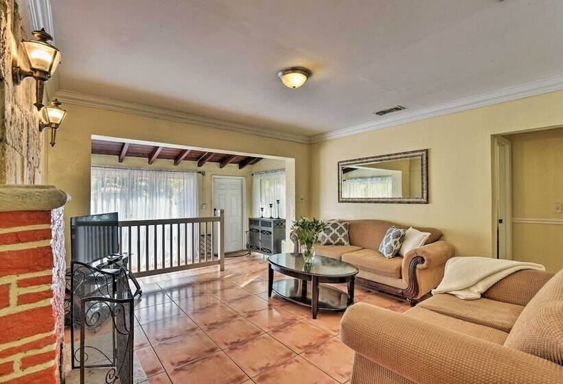 Quaint Central Miami Bungalow: 10 Mi To Mid Beach!