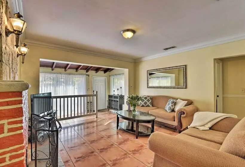 Quaint Central Miami Bungalow: 10 Mi To Mid Beach!