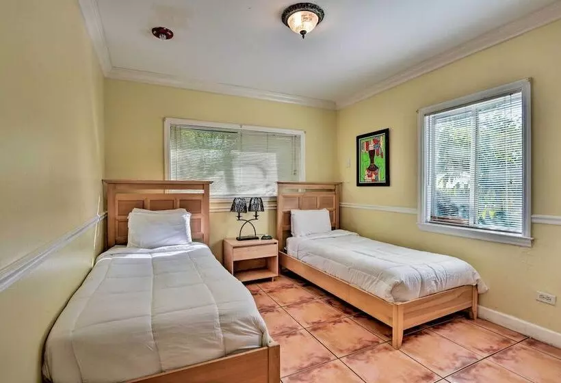 Quaint Central Miami Bungalow: 10 Mi To Mid Beach!