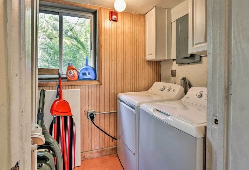 Quaint Central Miami Bungalow: 10 Mi To Mid Beach!