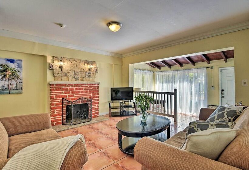 Quaint Central Miami Bungalow: 10 Mi To Mid Beach!