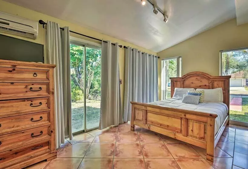 Quaint Central Miami Bungalow: 10 Mi To Mid Beach!