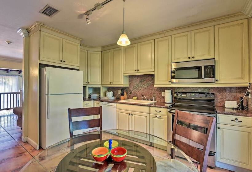 Quaint Central Miami Bungalow: 10 Mi To Mid Beach!