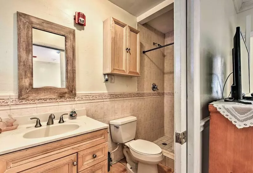 Quaint Central Miami Bungalow: 10 Mi To Mid Beach!