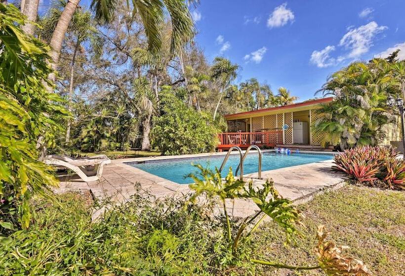 Quaint Central Miami Bungalow: 10 Mi To Mid Beach!