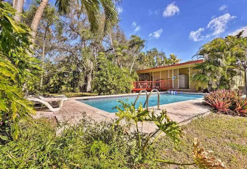 Quaint Central Miami Bungalow: 10 Mi To Mid Beach!
