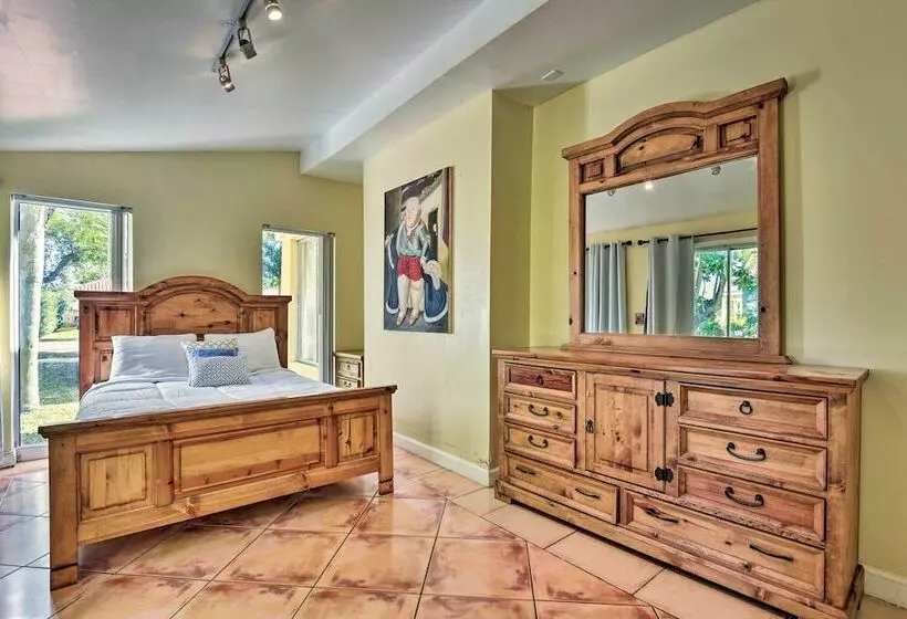 Quaint Central Miami Bungalow: 10 Mi To Mid Beach!