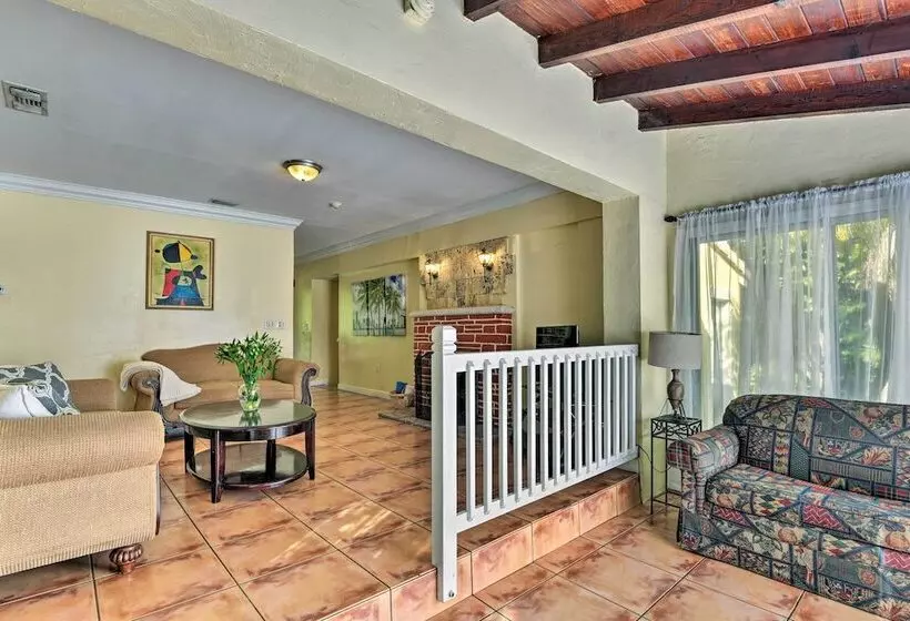 Quaint Central Miami Bungalow: 10 Mi To Mid Beach!