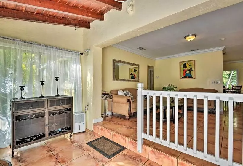 Quaint Central Miami Bungalow: 10 Mi To Mid Beach!