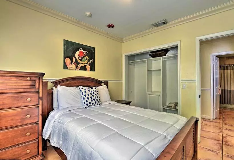 Quaint Central Miami Bungalow: 10 Mi To Mid Beach!